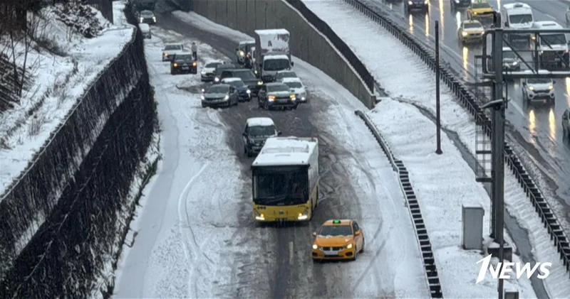 В Стамбуле сильный снегопад парализовал движение на дорогах ФОТО