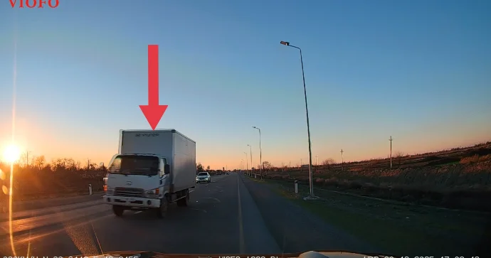 Yük avtomobilinin sürücüsü əks yola çıxıb maşınların üzərinə sürdü VİDEO