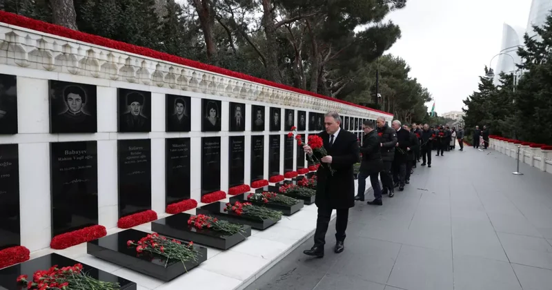 Коллектив министерства оборонной промышленности посетил Аллею шехидов ФОТО