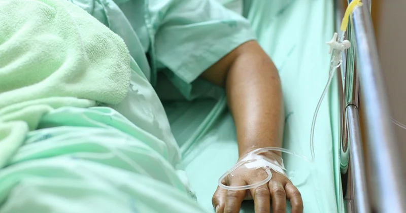 Buzovnada fəhlə tikintidə yıxılaraq ölüb