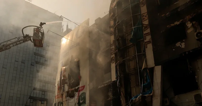 Pakistanda dəhşətli yanğında 21 nəfər ölüb, xeyli yaralı və itkin var