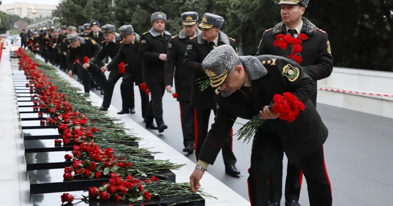 Руководство госслужбы на Аллее шехидов ФОТО