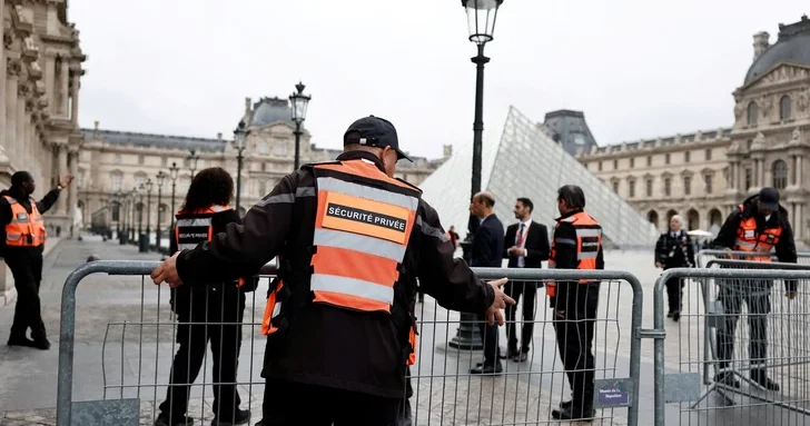 Лувр снова закрыт из за массовой забастовки сотрудников