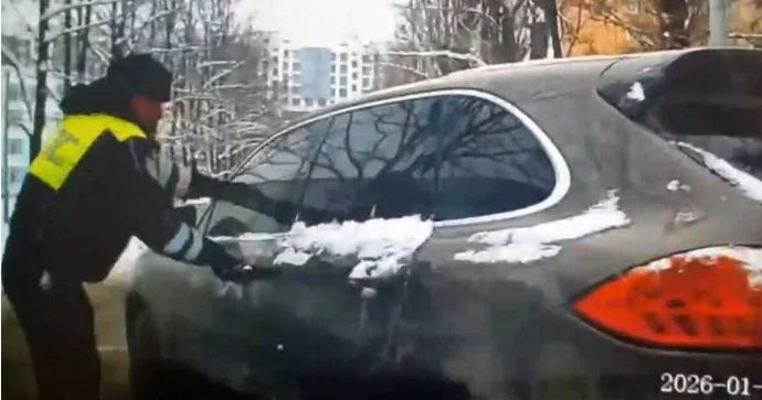 Əmrə tabe olmayan Porsche sürücüsü qaçmaq istədi Polis atəş açıb saxladı VİDEO