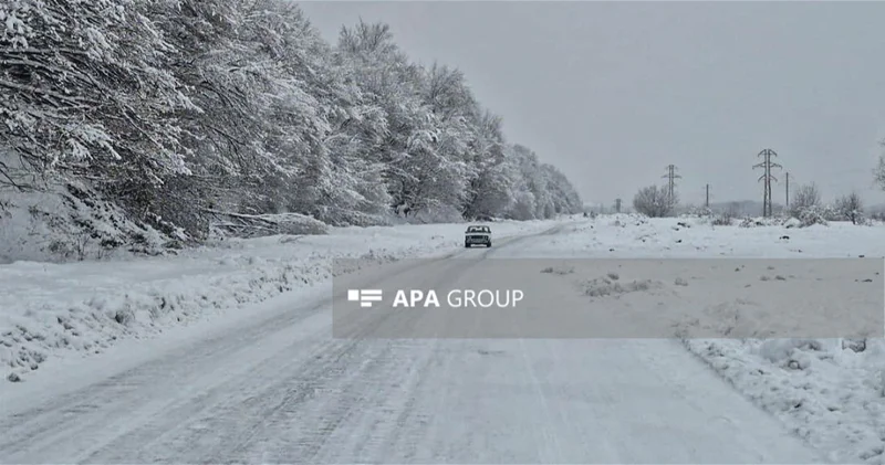 Снегопад в Габале затруднил движение к горным селам ФОТО