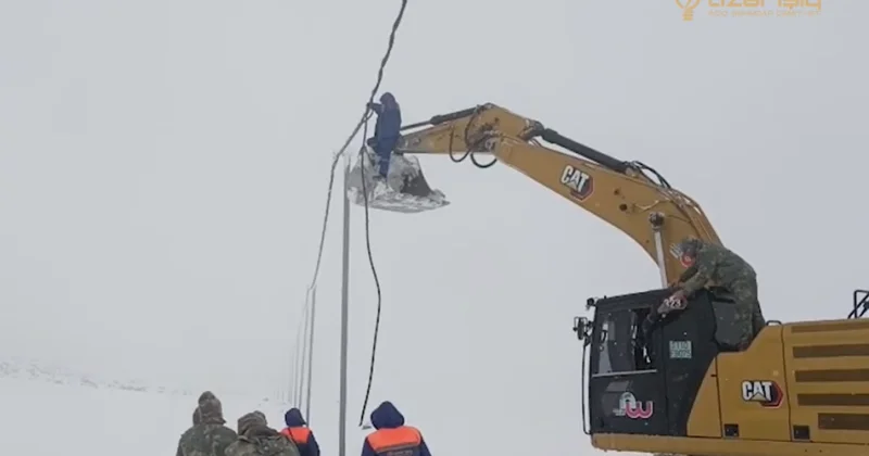 Qarlı şaxtalı hava şəraitinə baxmayaraq “Azərişıq” fasiləsiz çalışır (VİDEO)