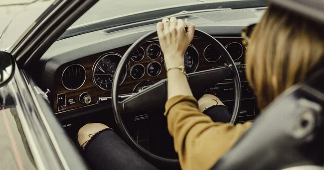 “Nəqliyyat vasitəsinin saxlanmasına səbəb olan inzibati xəta sübuta yetirilməzsə, vətəndaş öncə DYP yə şikayət edə bilər”