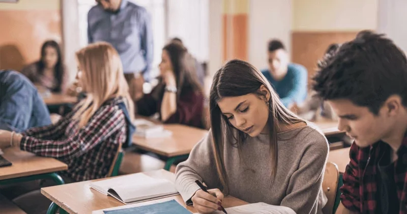 Ekspertdən Elmira Axundovaya cavab: Problemi ödənişli təhsil yox, rus dili mifi yaradır