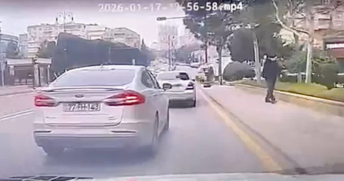 Zolağa necə gəldi girən sürücü qəza şəraiti yaratdı VİDEO