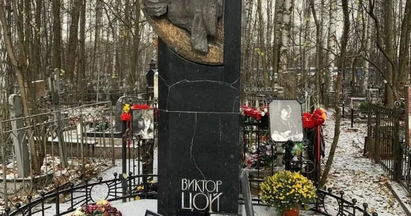 Тело женщины обнаружили на могиле Виктора Цоя в Северной столице России: ФОТО