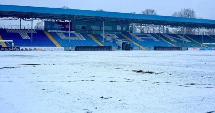 Tovuz stadionunu qar örtdü FOTOLAR