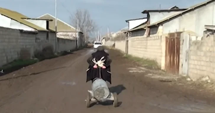 В Евлахском районе жители вынуждены ходить за питьевой водой за 2 километра