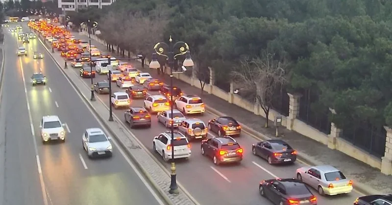 В Баку наблюдаются пробки по 14 направлениям