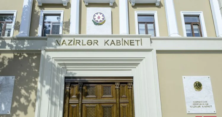 Təsisçi qeydiyyat zamanı siyasi şəxs olub olmaması barədə məlumat verməlidir