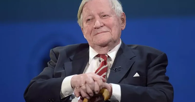 Могилу экс канцлера ФРГ Гельмута Шмидта осквернили свастикой