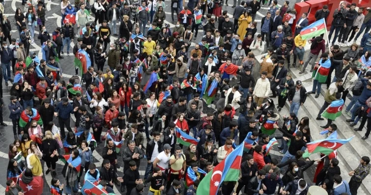 Azərbaycanlıların yarıdan çoxu qadınlardır SİYAHI