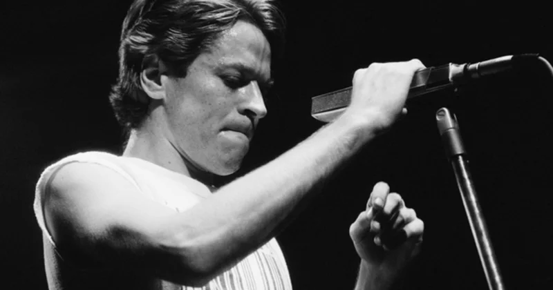 İşıqların yanır, amma evdə deyilsən... Günün mahnısı