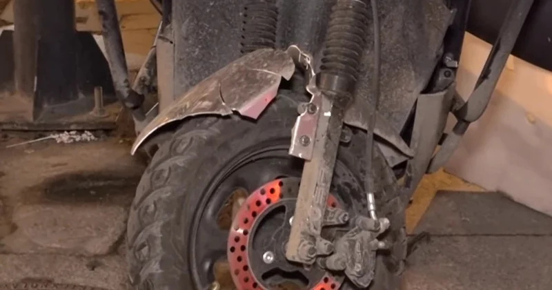 Bakıda motosikletlə avtomobil toqquşdu: Xəsarət alan var VİDEO