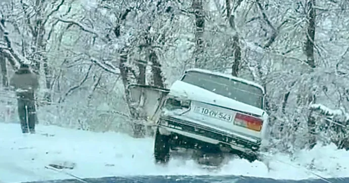 Ağsu dolaylarında qəza: “Toyota” ilə toqquşan “07” yol kənarına düşdü VİDEO