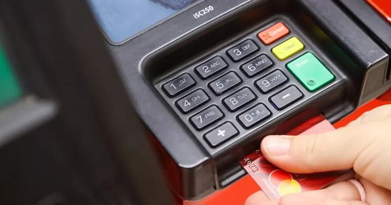 Ъ : Банки заблокировали миллионы карт и счетов россиян