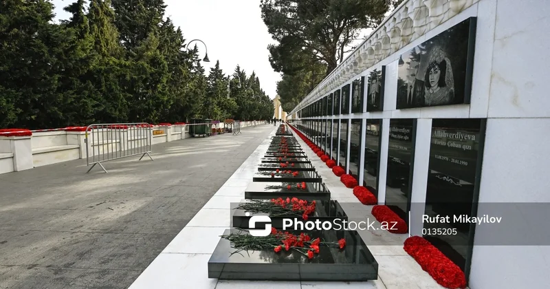 Prokurorluq əməkdaşları Şəhidlər xiyabanını ziyarət ediblər