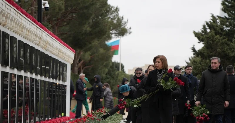 Ailə, Qadın və Uşaq Problemləri üzrə Dövlət Komitəsinin kollektivi Şəhidlər xiyabanını ziyarət edib