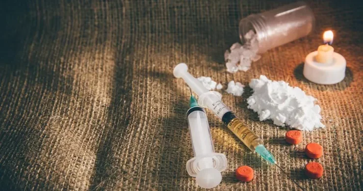 Ana həbsdəki oğluna heroin gətirdi BAKIDA