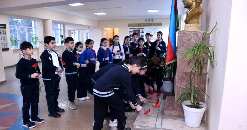 Paytaxt məktəblərində Ümumxalq Hüzn Gününə həsr olunmuş tədbirlər keçirilib