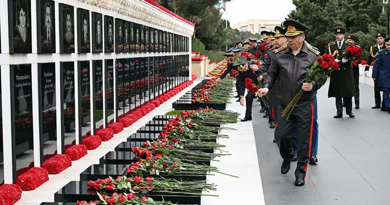 Закир Гасанов посетил Аллею шехидов в преддверии 20 января Видео