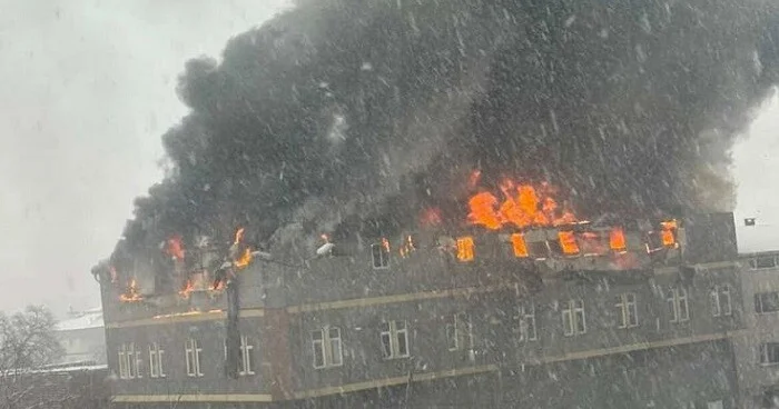 İstanbulda fabrikdə dəhşətli yanğın Video