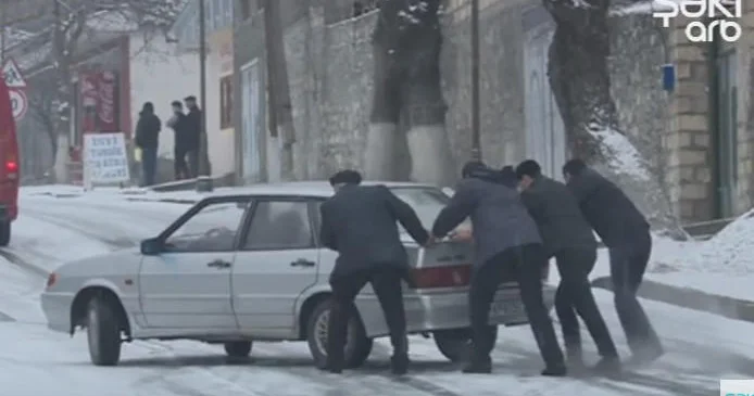 Donan sayğaclar, kəsilən qaz, bağlanan yollar: Qışa hazırlıq nə yerdədir?