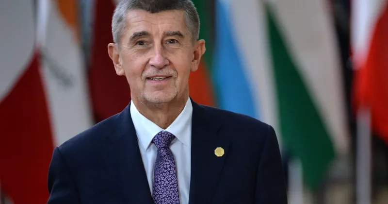 Премьер Чехии купил глобус, чтобы найти Гренландию