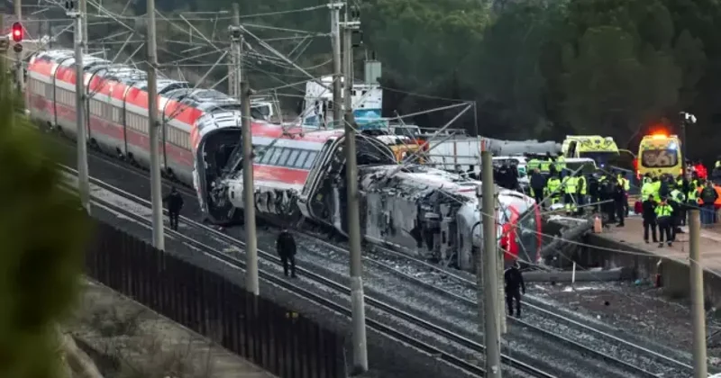 Власти Испании призывают не делать поспешных выводов о причинах железнодорожной аварии