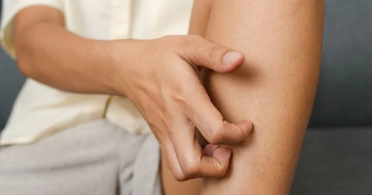 Ayaqlarda qaşınma ciddi xəstəliyin əlaməti ola bilər