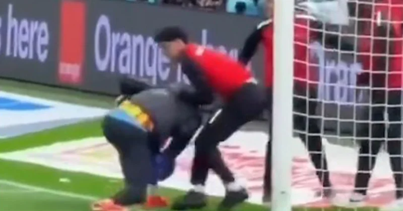 Mərakeşli futbolçular rəqib qapıçının dəsmalını oğurladılar Video