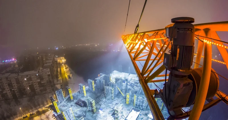 Rusiyada inanılmaz hadisə: Tikinti kranından yıxılan qadın sağ qaldı