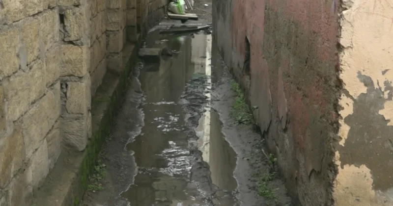 Binəqədidə kanalizasiya quyuları daşdı: Küçələr keçilməz oldu