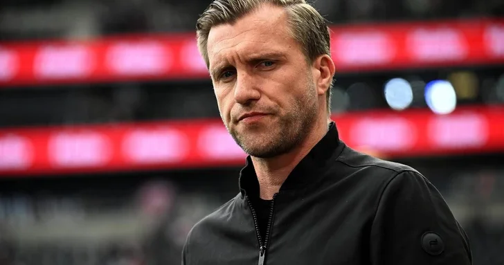 В Айнтрахте раскрыли причины смены тренера накануне игры в Баку