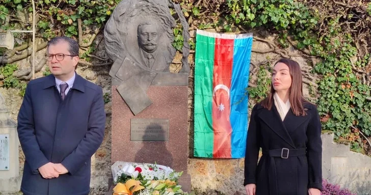 Азербайджанские дипломаты посетили могилу Алимардан бека Топчубашева в Париже