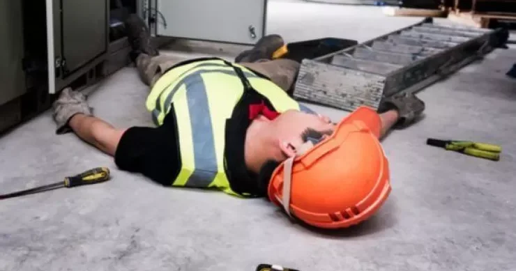 Bakıda FACİƏ: fəhlə yıxılıb öldü