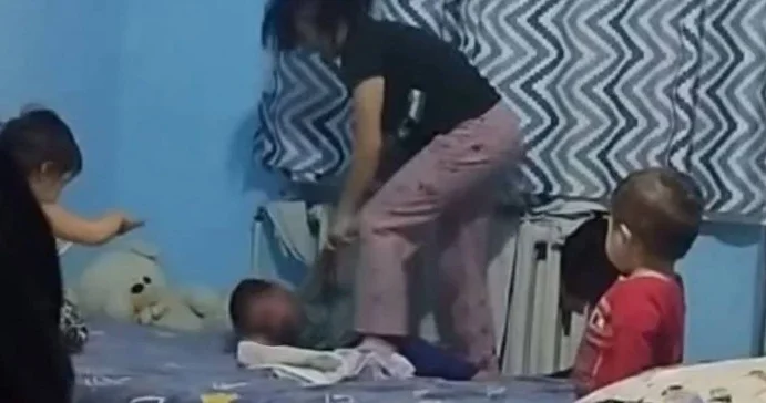 В Казахстане мать привязала сына к батарее и жестоко избила