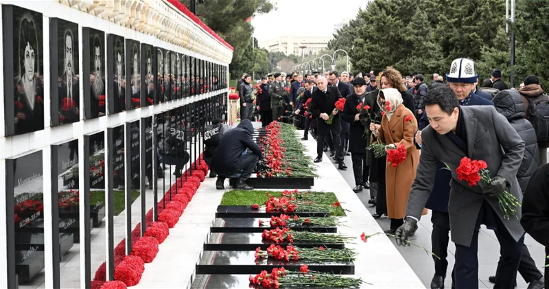 Представители дипломатического корпуса побывали в Шехидляр хиябаны ФОТО