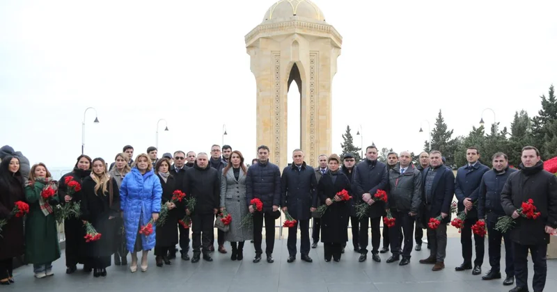 Veysəloğlu Şirkətlər Qrupunun rəhbər heyəti Şəhidlər Xiyabanını ziyarət edib