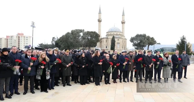 Azərbaycanda akkreditə olunmuş diplomatlar Şəhidlər xiyabanını ziyarət edib