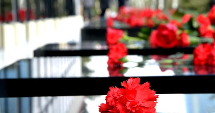 Şəhidlər Xiyabanına axışan insanlar təkcə yas tutmur, onlar bir yaddaşı qoruyur Orxan Saffari yazır