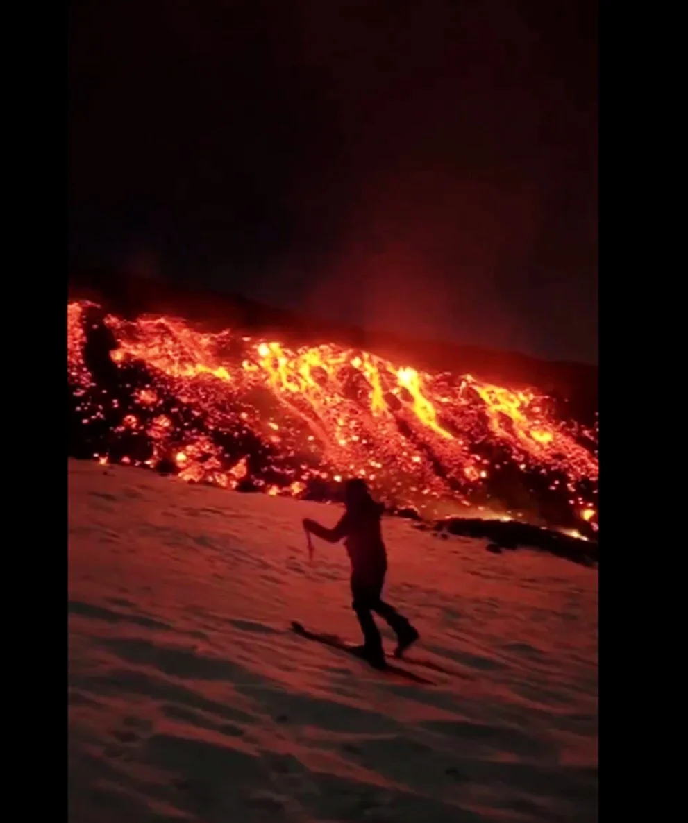 Etna dağı püskürdü, turistlər axın etdi!