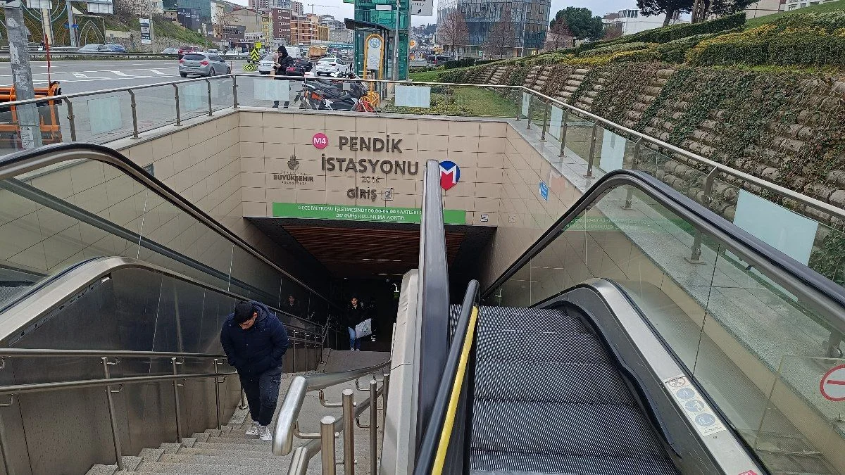 Metroda ekskalator faciəsi Yaşlı qadının barmaqları qopdu