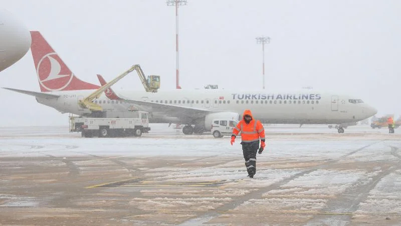 İstanbulda təyyarə uçuşları iki günlük dayandı Qara görə