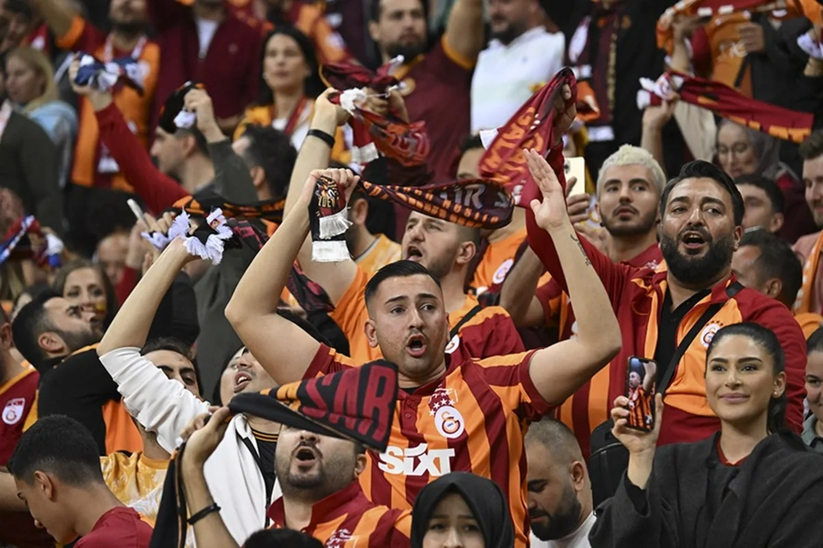 Azarkeşlər Osimheni Qalatasaray da saxlamaq üçün PUL YIĞMAQ İSTƏYİRLƏR