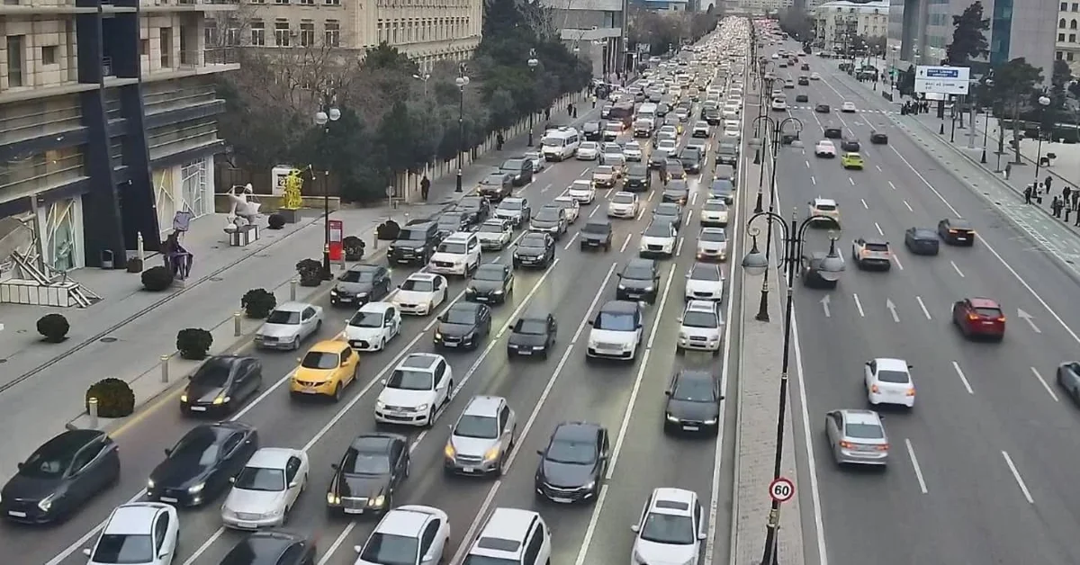 Bakıda sıxlıq olan yolar açıqlanıb SİYAHI